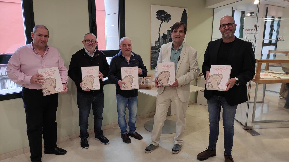 Las autoridades, junto con el autor, muestran la portada del nuevo libro.