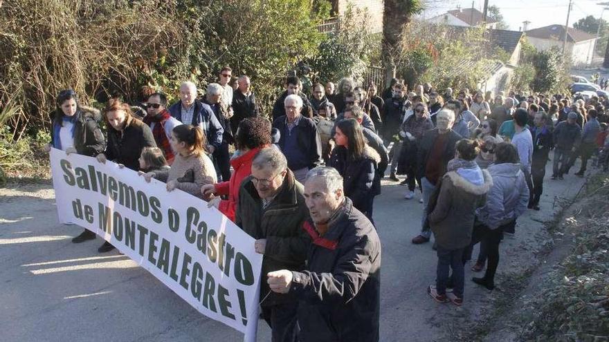 Asistentes a la última protesta convocada en Domaio para pedir la protección del yacimiento. // S.A.