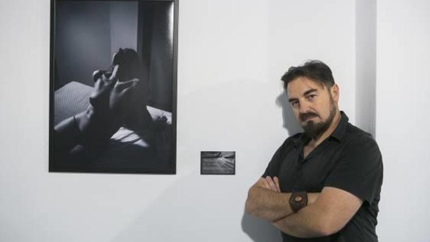 Vicente Arenas, con una de sus fotografías.