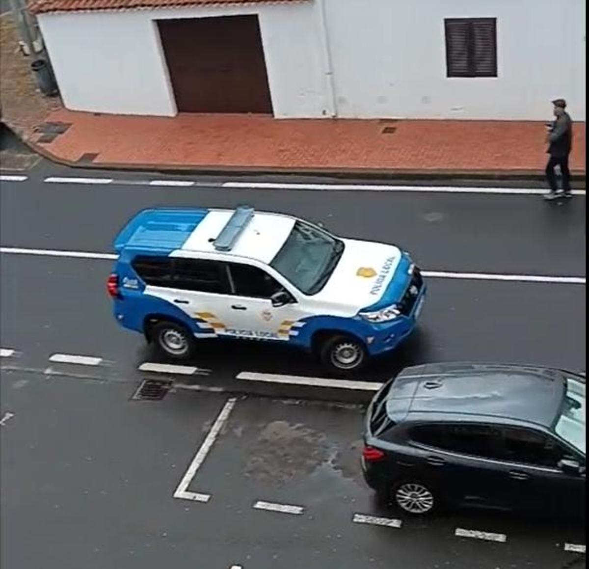 Vehículo de la policía local en la zona.
