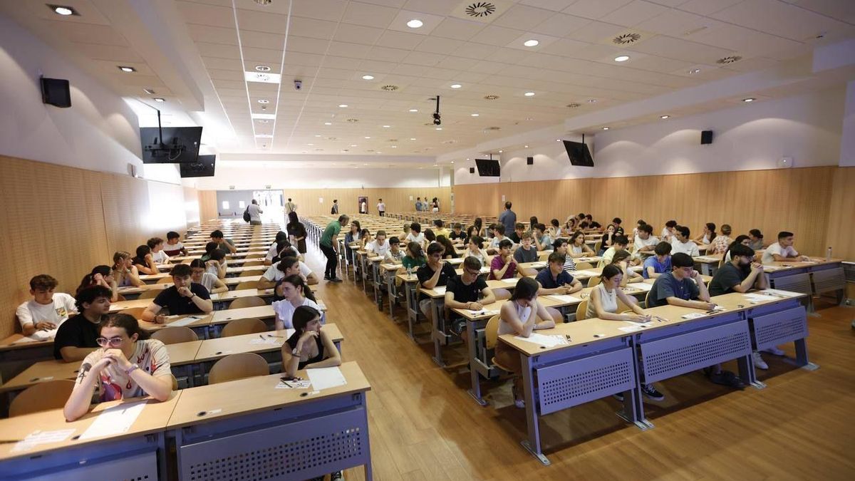 Alumnos realizan la PEvAU en Córdoba, este martes.