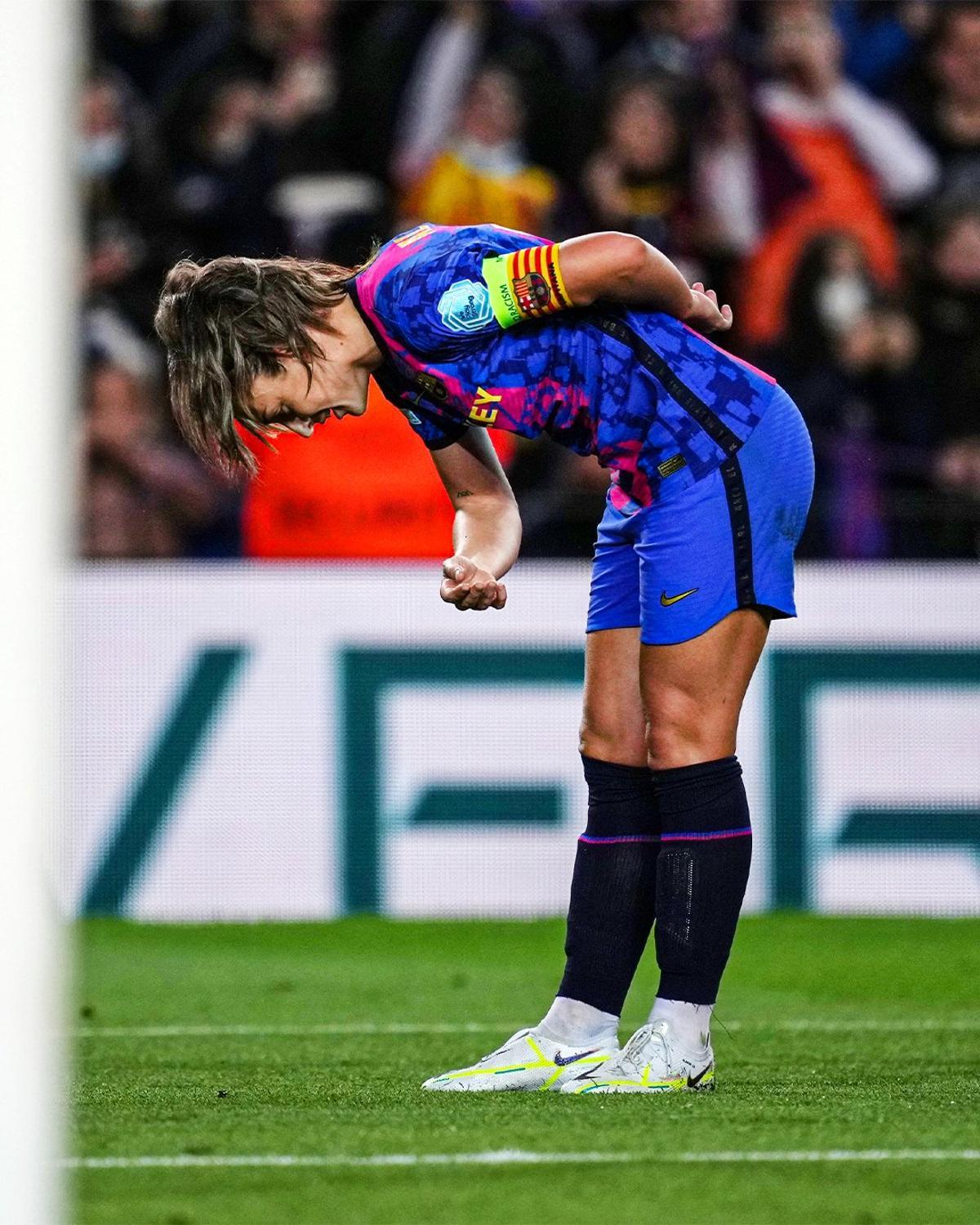 La reverencia de Alexia Putellas en el Camp Nou (2022) tras marcarle al Madrid