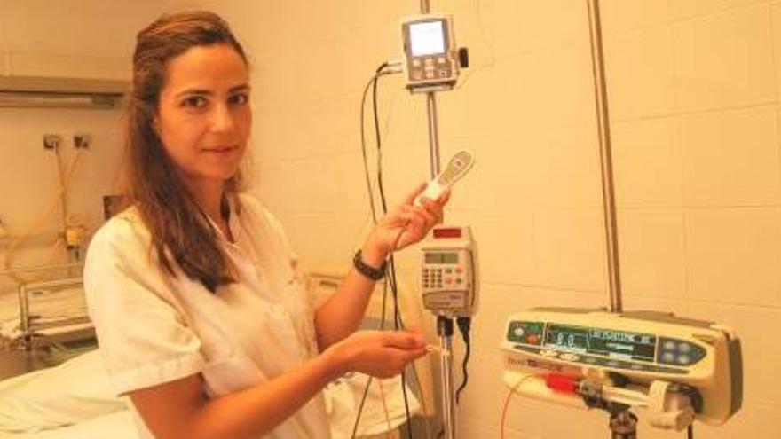 La doctora Pineda, mostrant el nou sistema d&#039;anestèsia epidural · IAS