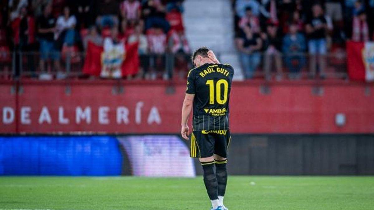 Guti, cabizbajo tras encajar uno de los cuatro goles en Almería.