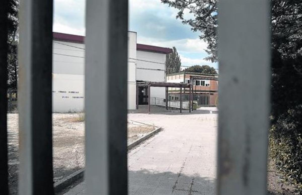 El instituto del barrio de Usera, en Madrid, al que acudía la adolescente que se quitó la vida, ayer.