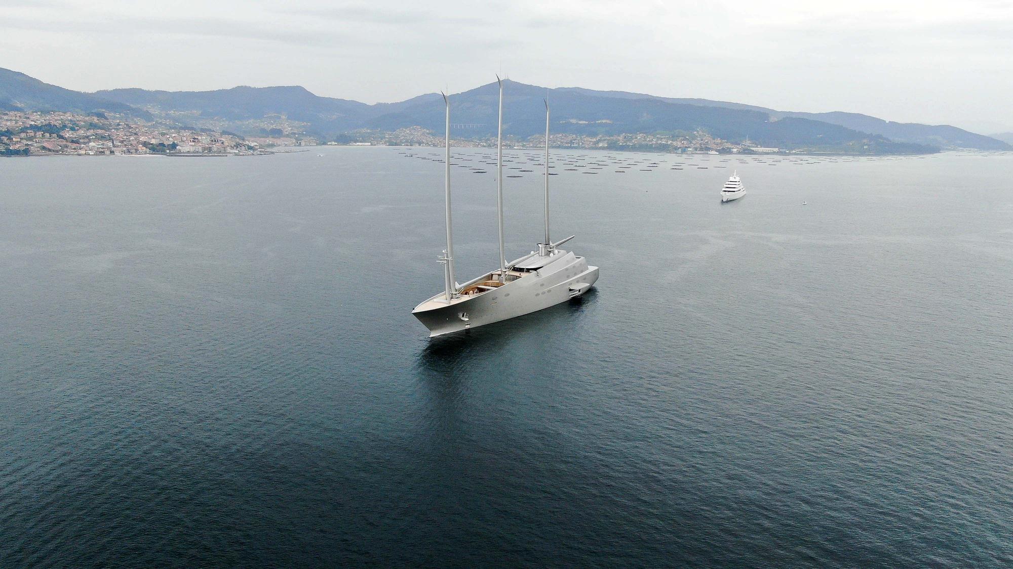 Duelo de esloras en la ría de vigo