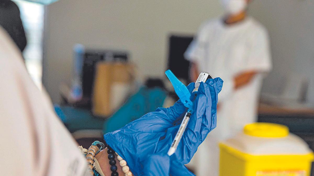 Personal de enfermería prepara una dosis de la vacuna frente al coronavirus en un centro de salud.