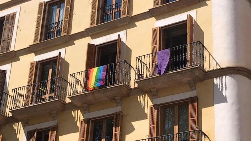 Més per Palma retira los lazos de su balcón del Ayuntamiento y cuelga una bandera morada y otra LGTBI