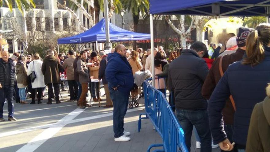 Más de 2.300 personas acuden a San Francisco en Badajoz a degustar migas solidarias