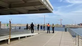 Despliegue policial para evitar baños ilegales en la Marina de València