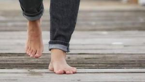 Caminar descalzo, clave para la salud.