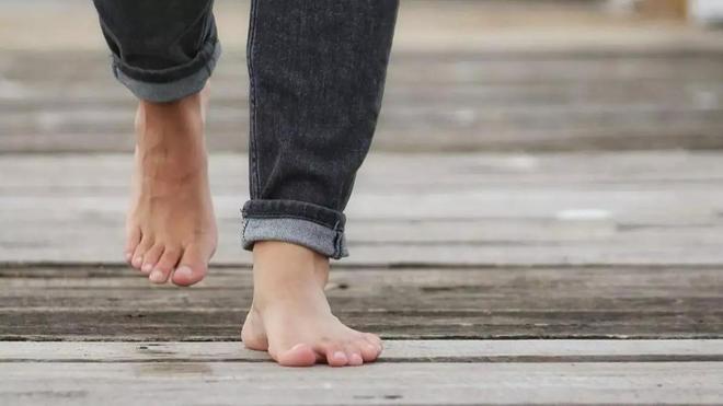 Caminar descalzo, clave para la salud.