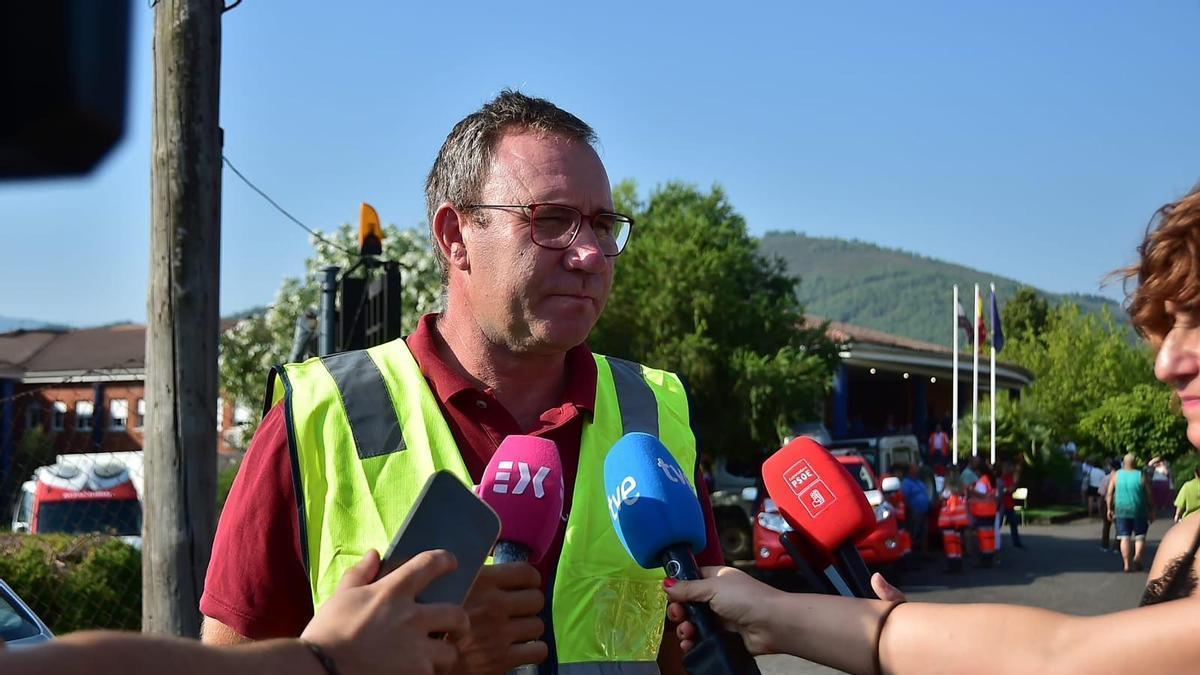 José Luis Azabal, alcalde de Pinofranqueado, en el puesto de mando.