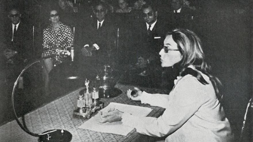 Nelly Clemessy, durante una disertación en A Coruña sobre Emilia Pardo Bazán, en 1971.