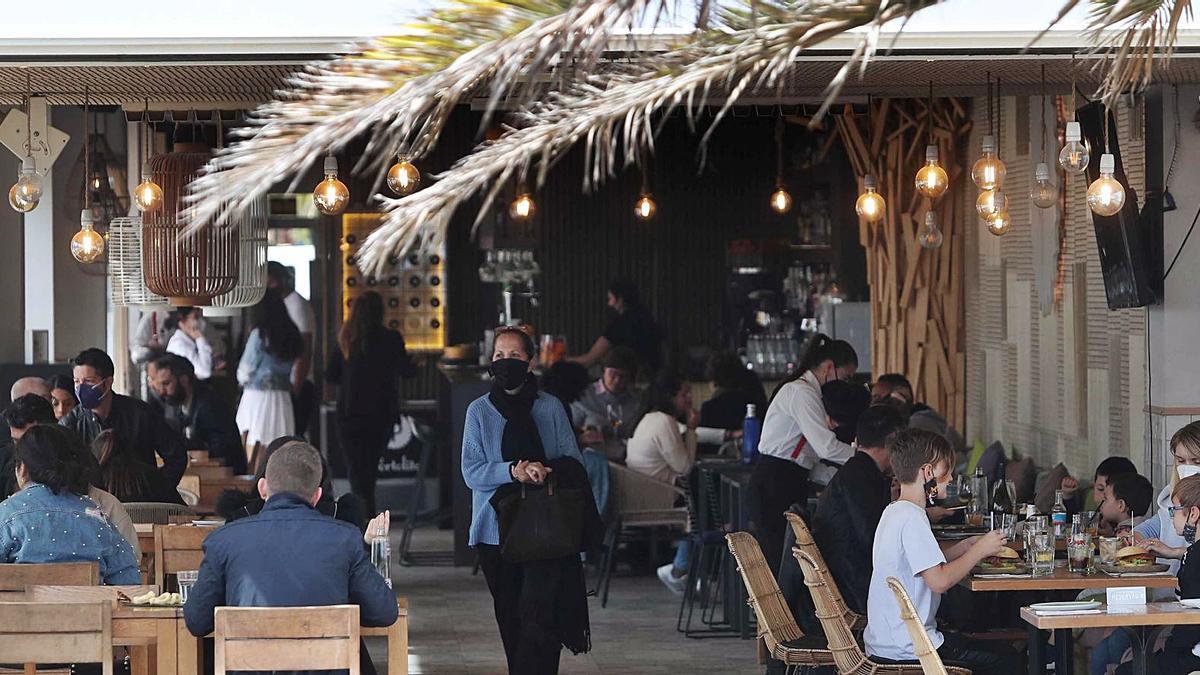 Interior de un bar donde
 podría pedirse el 
pasaporte covid.  jm lópez