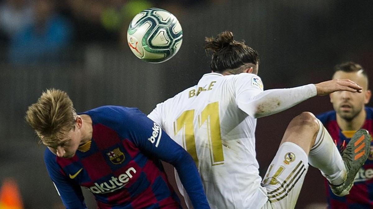 De Jong y Busquets pugnan por un balón durante el partido.