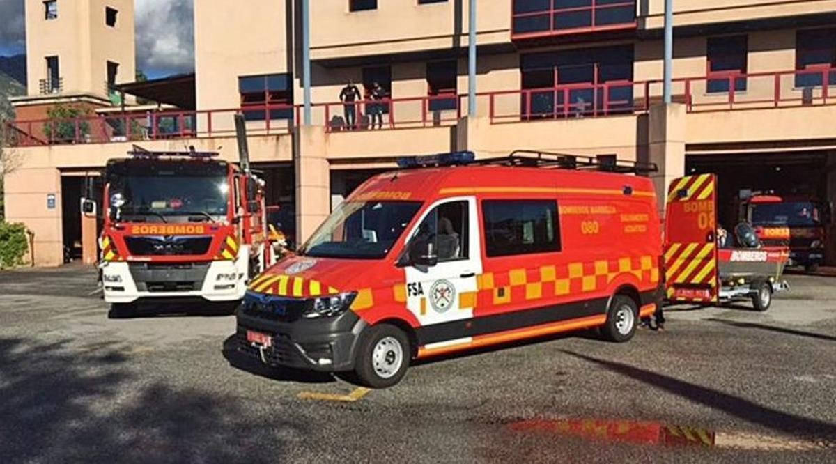 Bomberos de Marbella, durante la presentación de unos vehículos.
