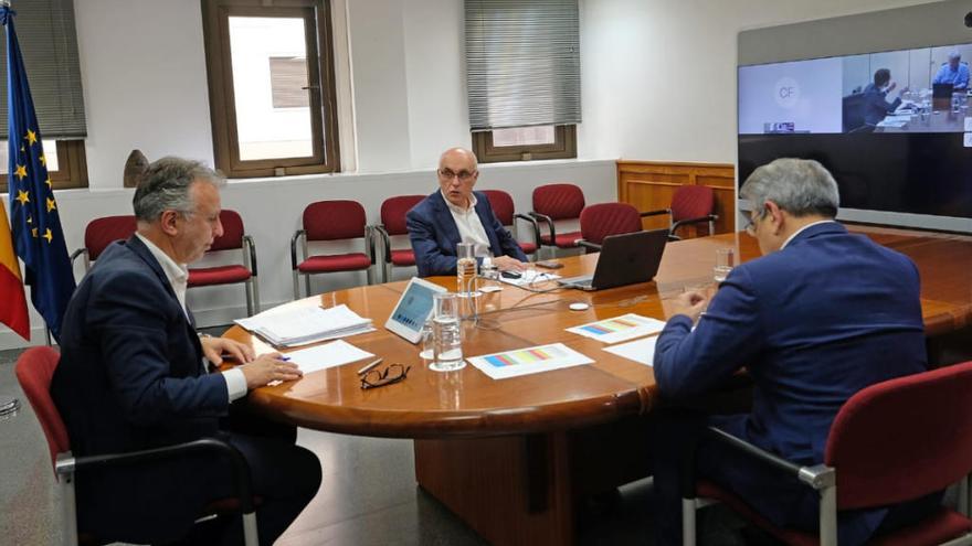 El presidente, en una reunión con los representantes de la Fecam y la Fecai para evaluar la situación del COVID19