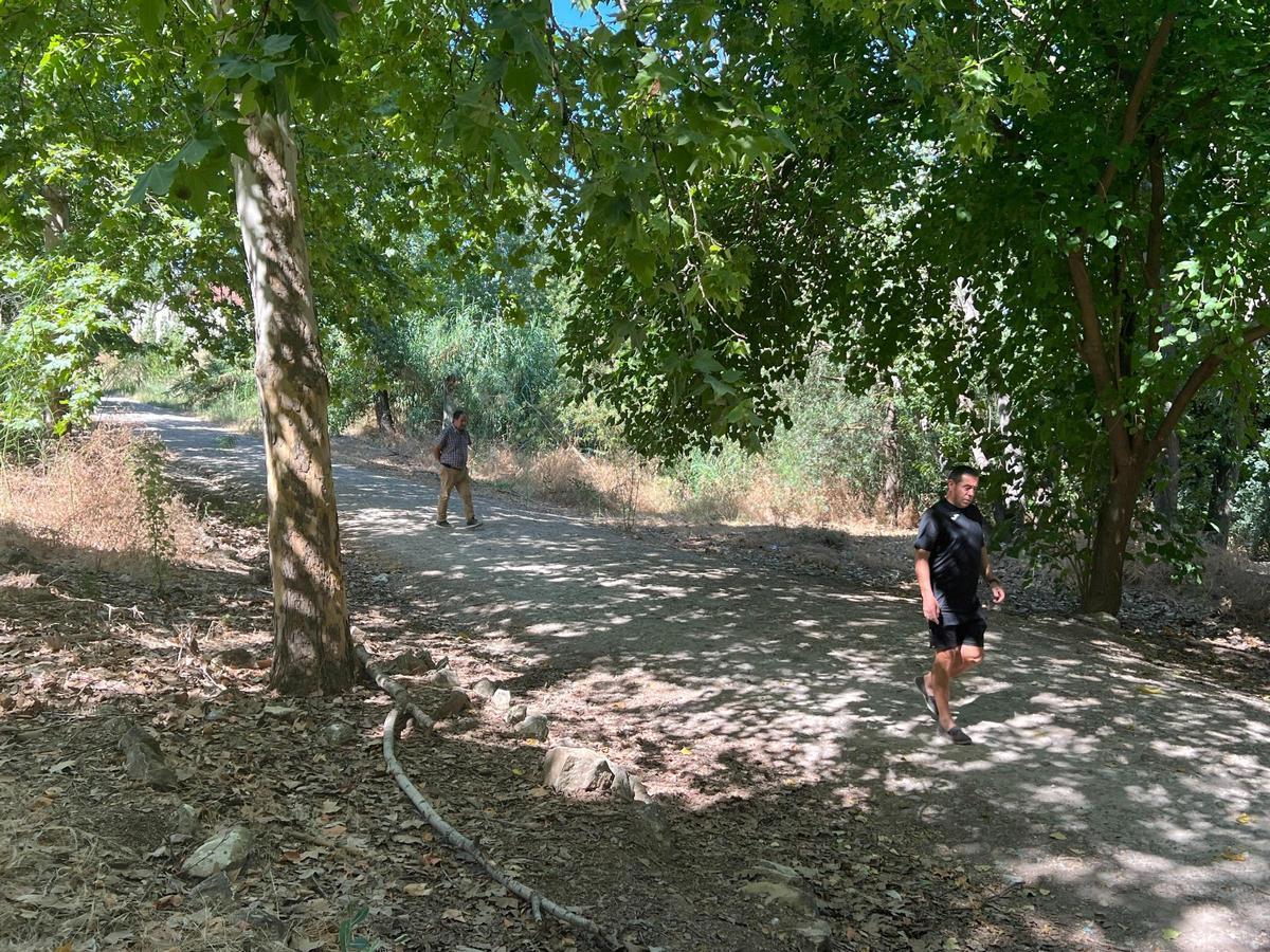 Dos ciudadanos caminan por uno de los senderos del parque del Cascajar de Lucena.