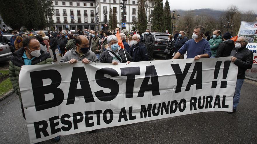 Un chaparrón de críticas al Ministro de Agricultura en Asturias por su postura ante el lobo: &quot;Que no nos tome por tontos&quot;