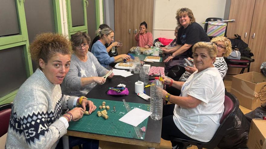 Vecinas de Tudela Agüeria, en plena preparación de la decoración navideña.  | LNE