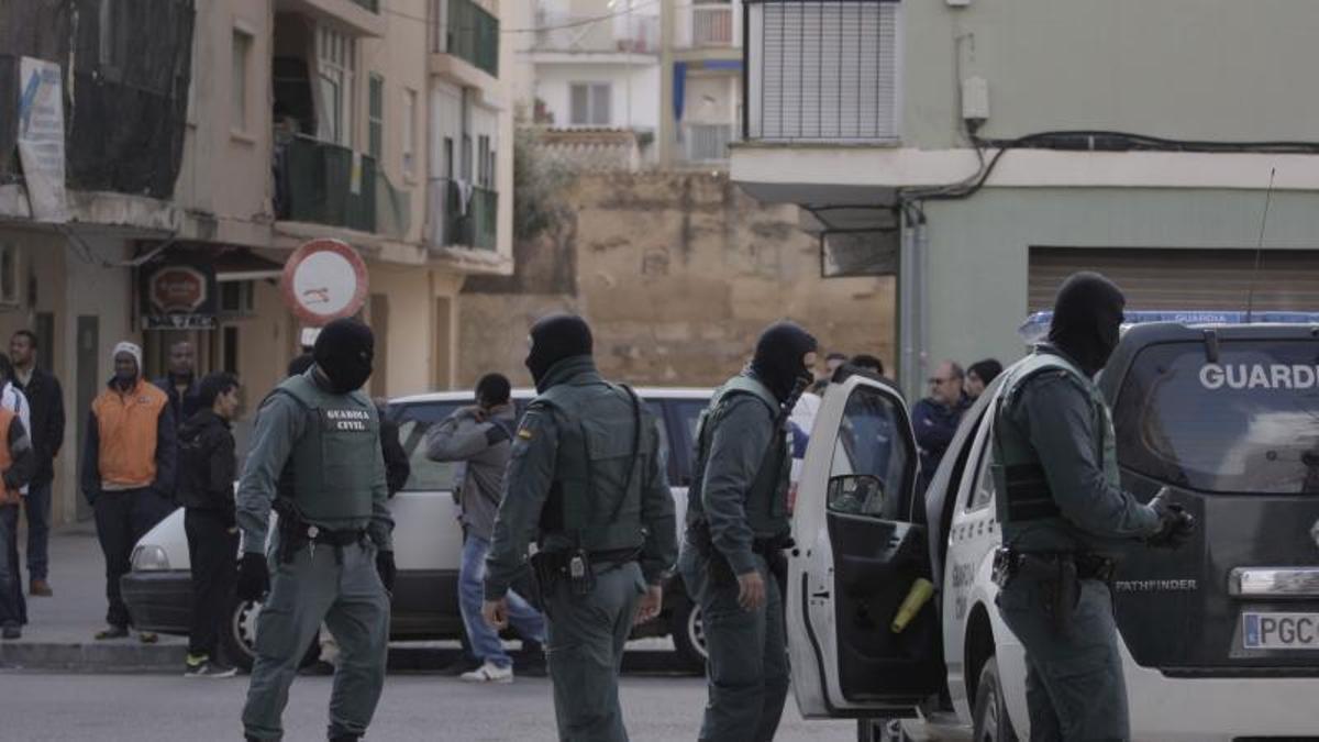 Agentes de la Guardia Civil, durante un operación en Son Gotleu en una imagen de archivo.