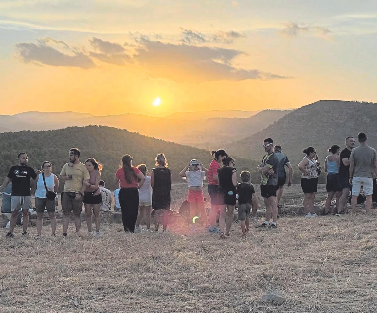 Un grupo de personas se reúne para ver el eclipse en Archivel, Caravaca.