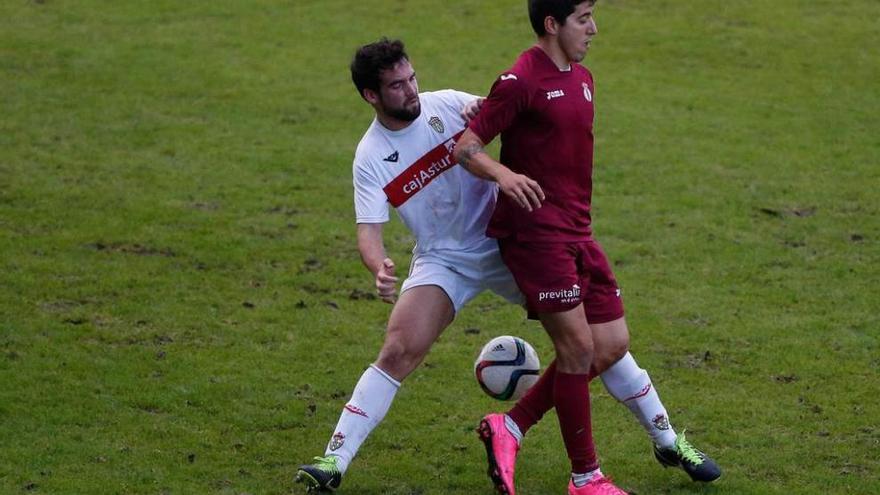 Davo y Álex Gomes disputan un balón en el partido de ayer.