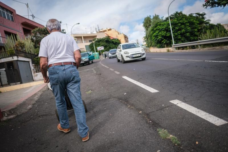 Un vecino denuncia el estado de abandono de la carretera Santa Cruz - La Laguna