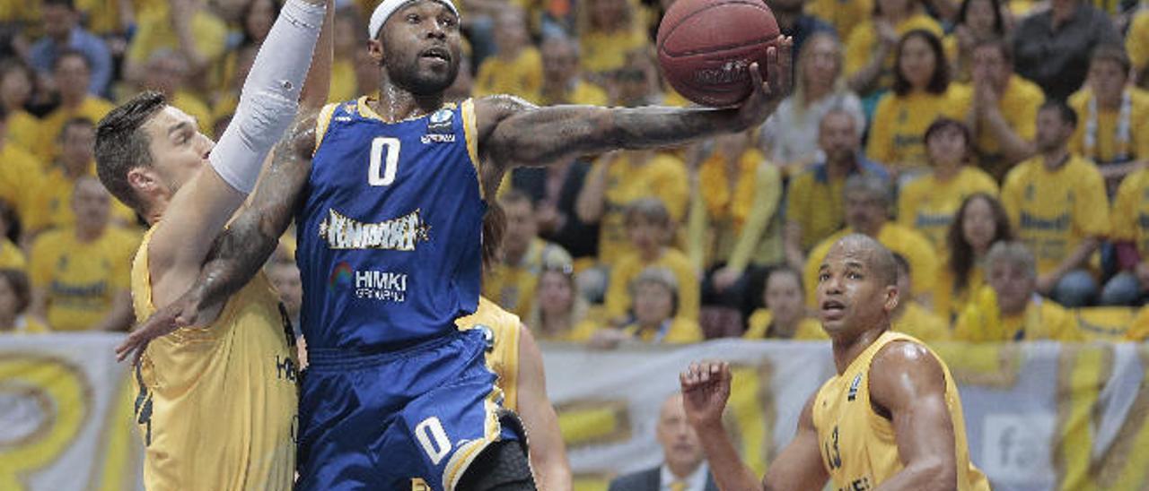 Tyrese Rice entra a canasta ante Levon Kendall en aquella final de la Eurocup.