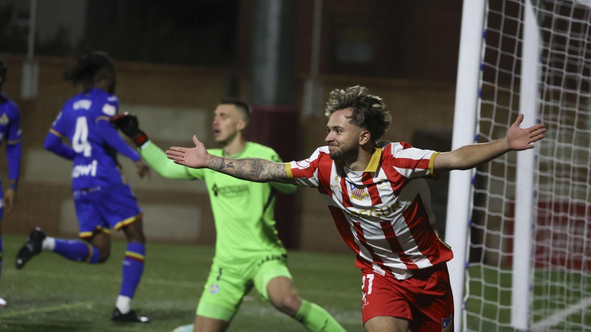 El delantero del Navalcarnero Iker Perera celebra el 1-0 conseguido ante el Getafe CF, durante el partido de dieciseisavos de final de la Copa del Rey disputado en el Estadio Municipal Mariano González de Navalcarnero