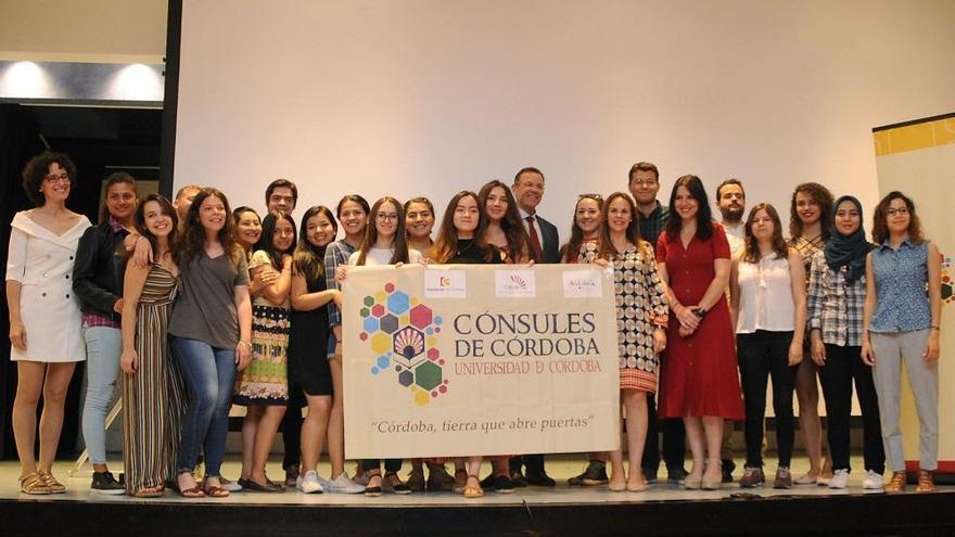 200 participantes de 17 nacionalidades recogen su reconocimiento como &#039;Cónsules de Córdoba&#039;