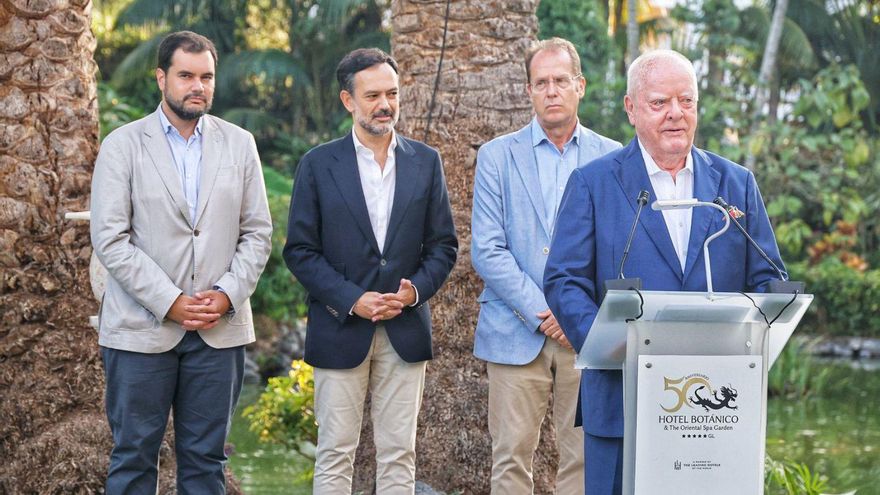 Leopoldo Afonso, Lope Afonso, José M. Sanabria y Wolfgang Kiessling en la reapertura del Hotel Botánico.