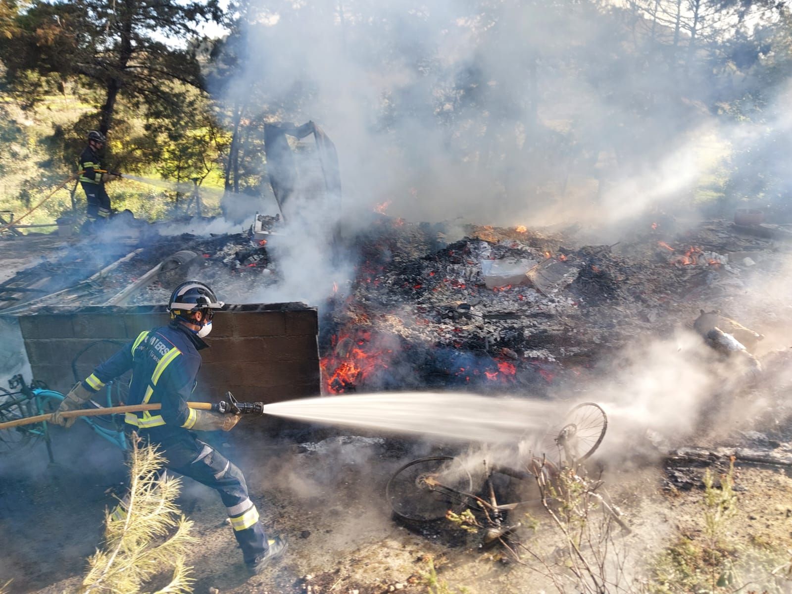 Galería de imágenes del incendio de una caseta en Ibiza