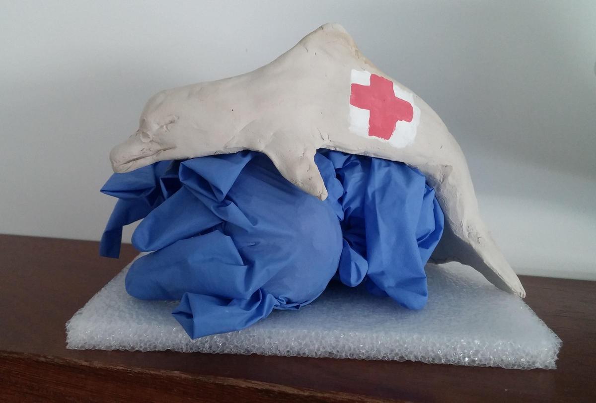En el transcurso del proceso de arteterapia el paciente decidió transformar la figura y pintó un símbolo de la Cruz Roja