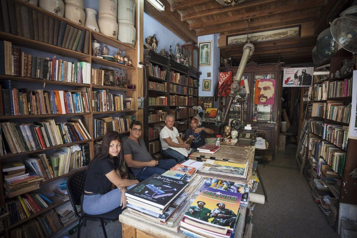 Tertulia en una librería de ocasión en la La Habana Vieja