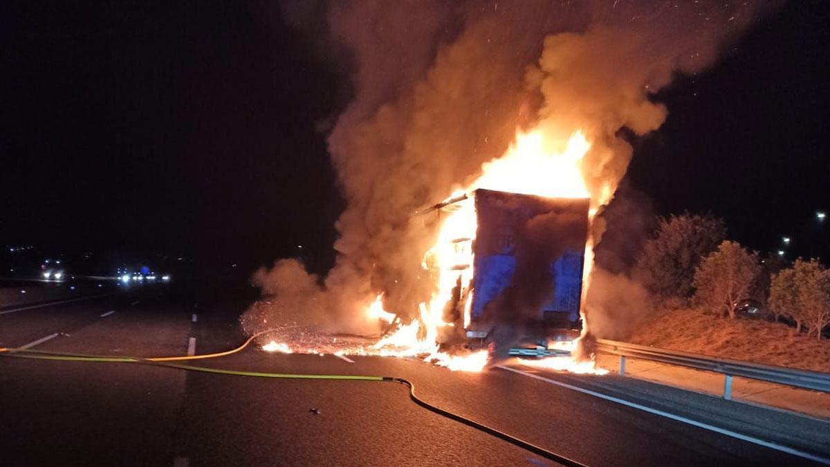 Localitzat en un voral de l’AP-7 un camioner ebri que va abandonar el seu tràiler en flames