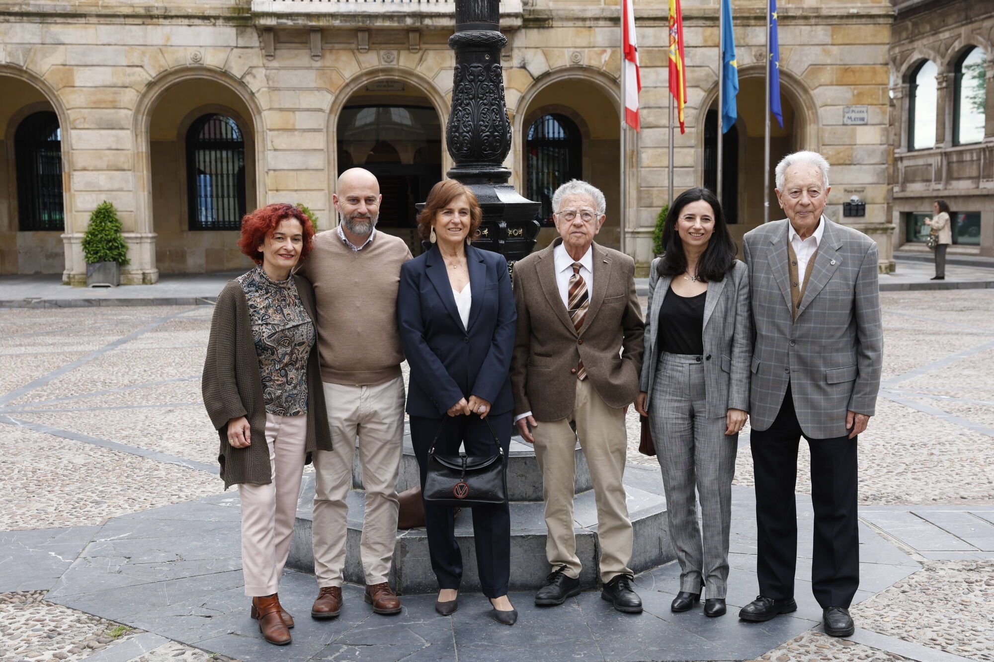 EN IMÁGENES: Gijón honra a sus vecinos ejemplares, ahora sí, tras la interrupción provocada por el apagón
