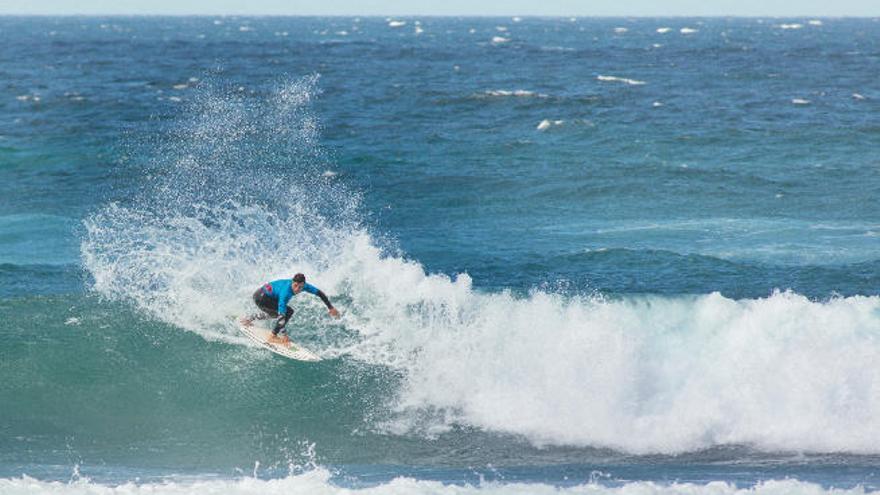 El grancanario Luis Díaz, ayer, en Valdoviño, durante el Campeonato de España de Surf.