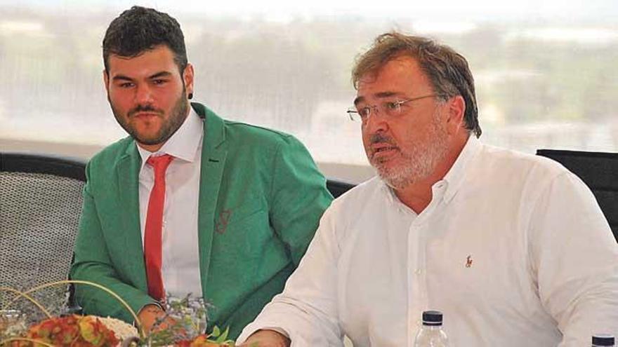 Tolo Moyà, durante un pleno consistorial, junto al edil socialista Francesc Abolafio.