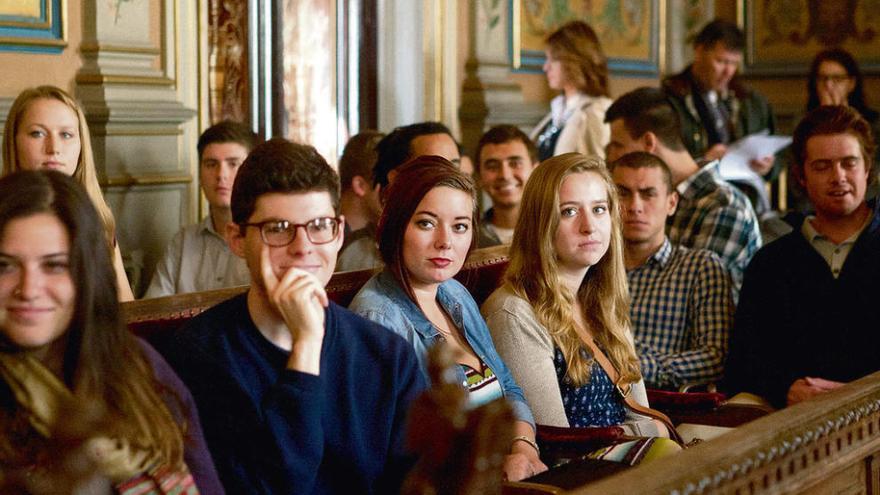 Los estudiantes americanos, en el salón de plenos del antiguo Palacio Provincial.