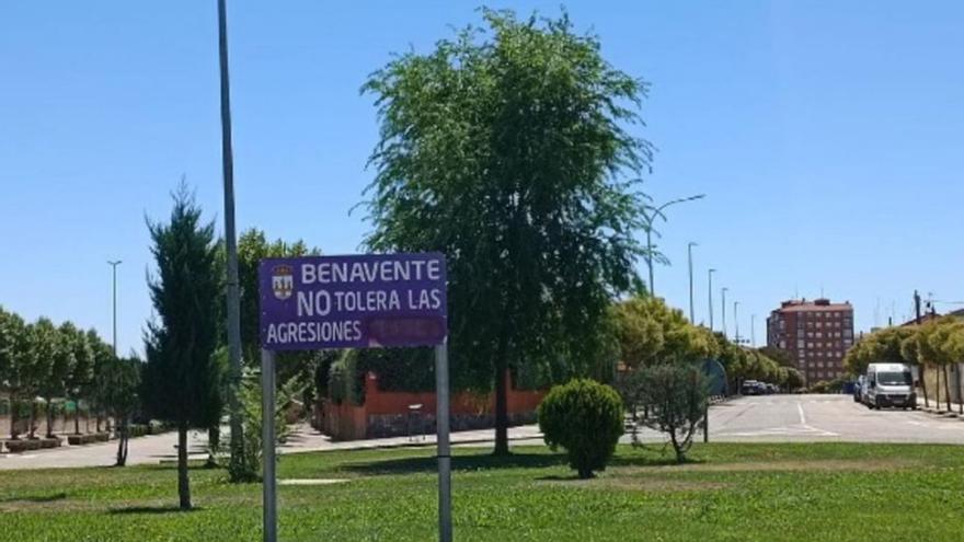 Cartel de la avenida Luis Morán vandalizado. | E. P.