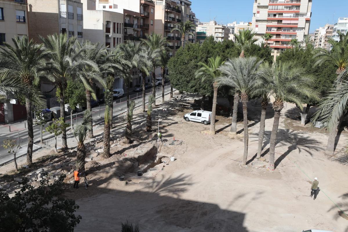 Vistas aéreas de la plaza de El Pla y del acceso al refugio