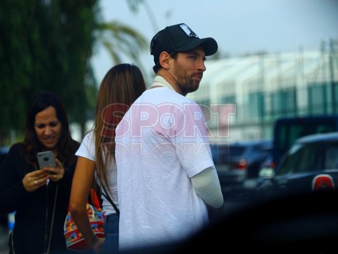 En exclusiva, las primeras fotografías de Messi tras su lesión, con el brazo en cabestrillo