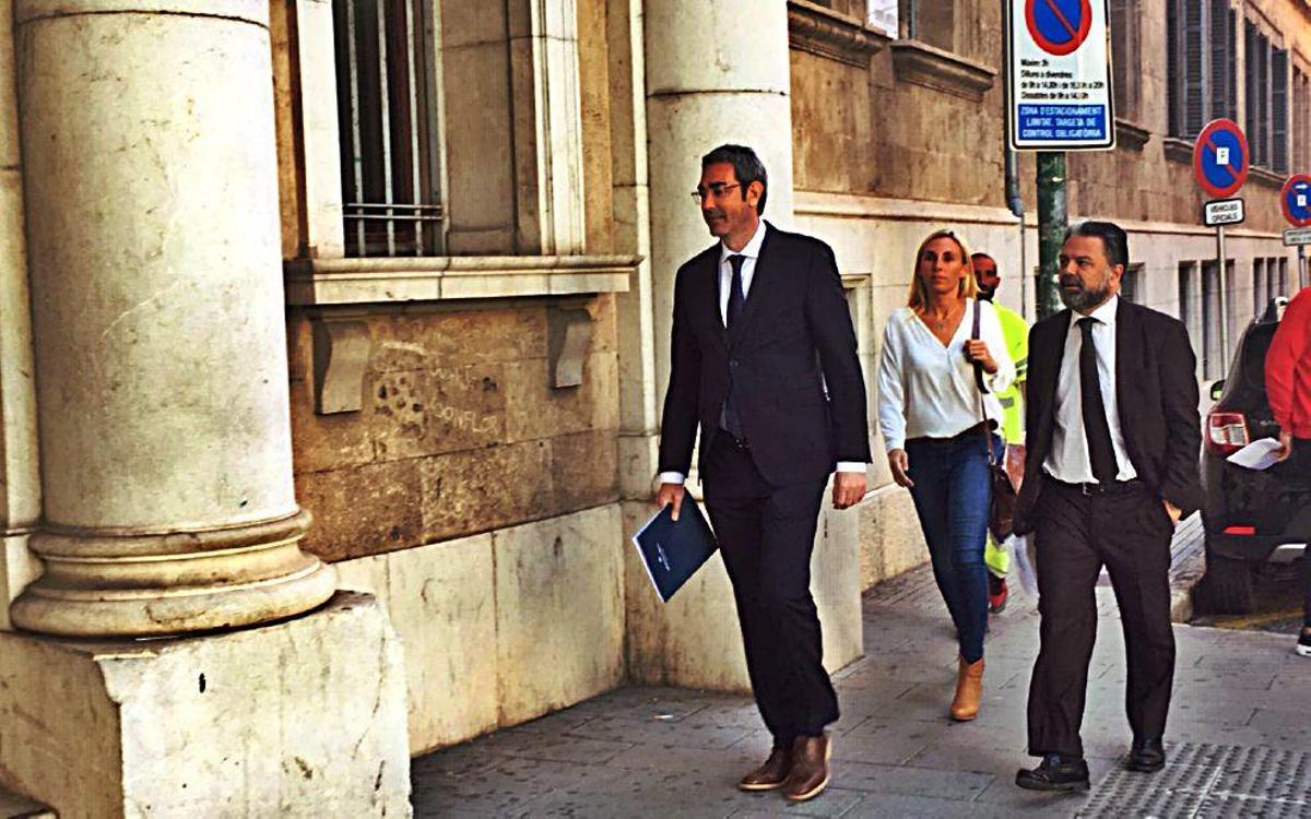 Laura Cameron, junto a sus abogados, cuando fue a declarar a los juzgados.