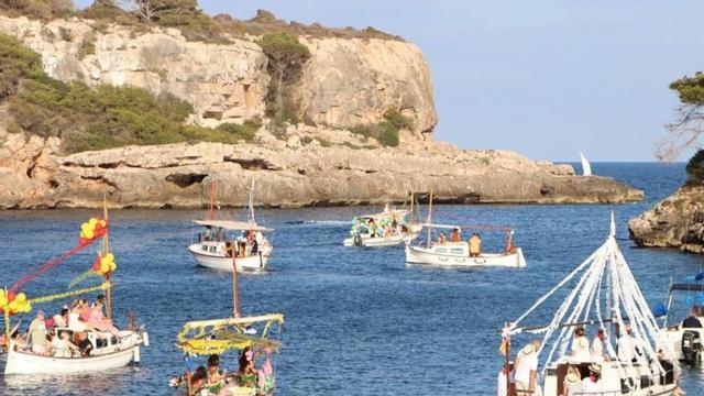 Les processons marineres són pròpies de la festivitat de la Mare de Déu del Carme. A la imatge, Cala Figuera.