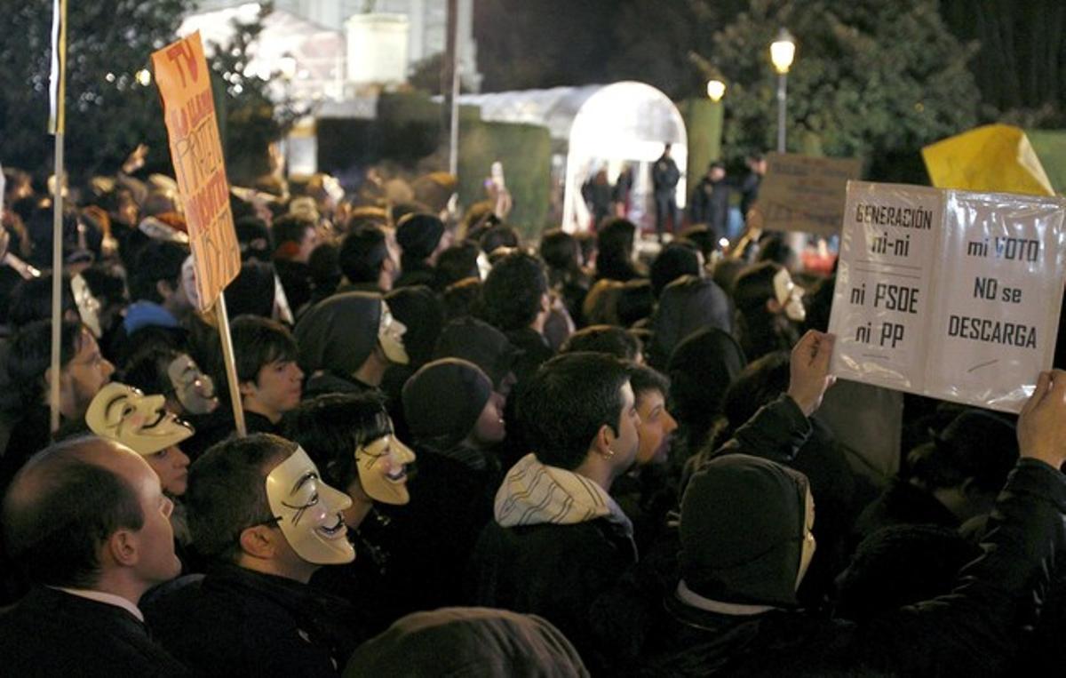 Alguns dels centenars de manifestants que protesten contra lallei Sindeals voltants del Teatro Real de Madrid.