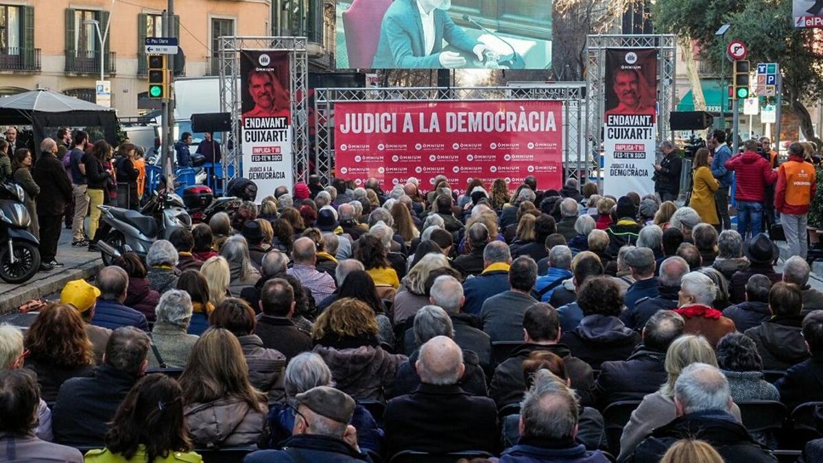 Concentración frente a la sede de Òmnium en Barcelona para seguir la declaración de Jordi Cuixart en el Supremo