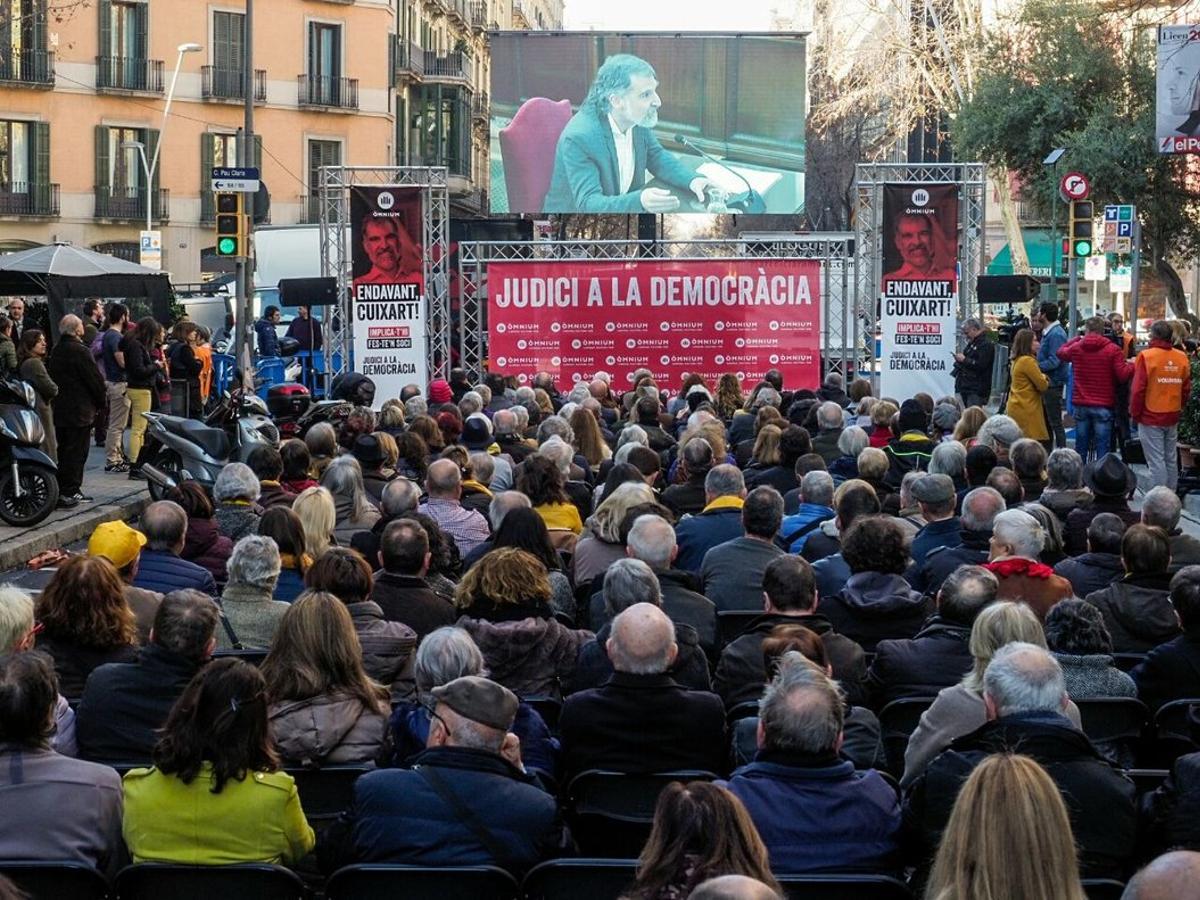 Concentración frente a la sede de Òmnium en Barcelona para seguir la declaración de Jordi Cuixart en el Supremo.