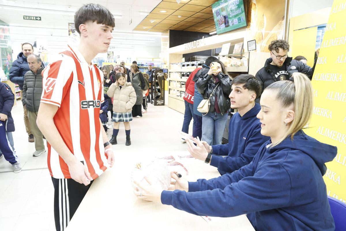 Ferrari y Antía en el Alimerka del Molinón firmando autógrafos.